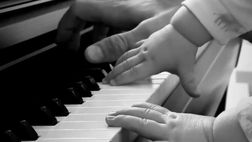 VIDEO / Che tenerezza in casa de Vrij: Stefan suona il pianoforte insieme al piccolo Nolan