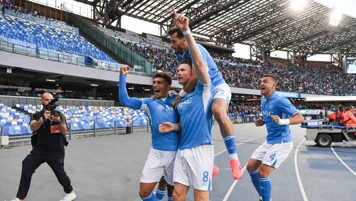 NAPOLI, ITALY - OCTOBER 04: SSC Napoli player Scott McTominay celebrates his goal with Giovanni Di Lorenzo, Matteo Politano, Alessandro Buongiorno and the team during the Serie A match between SSC Napoli and Como FC at Diego Armando Maradona Stadium on October 04, 2024 in Napoli, Italy. (Photo by SSC Napoli/Getty Images) Altamura: “Rrahmani-Buongiorno è la miglior coppia centrale del campionato” - immagine 1