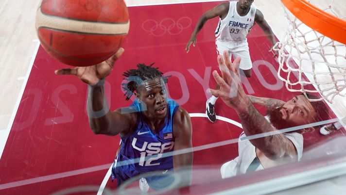 SAITAMA, JAPAN - JULY 25: Jrue Holiday #12 of Team United States drives to the basket against Vincent Poirier #17 of Team France during the first half of the Men's Preliminary Round Group B game on day two of the Tokyo 2020 Olympic Games at Saitama Super Arena on July 25, 2021 in Saitama, Japan. (Photo by Eric Gay - Pool/Getty Images) Nba, Portland cede anche Jrue Holiday: come cambiano gli equilibri a Est - immagine 1