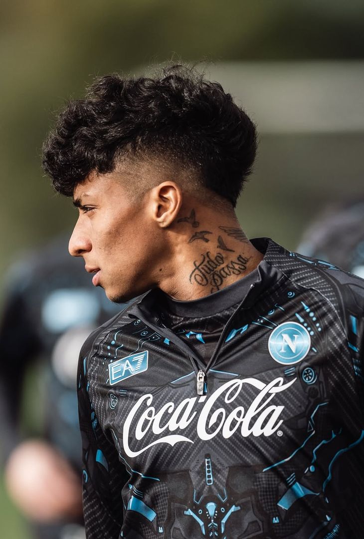 'Dal Brasile a Napoli'. Attraverso un post Instagram, il club campione d'Italia ha celebrato l'arrivo dei suoi due nuovi brasiliani: Giovane e Alisson Santos.