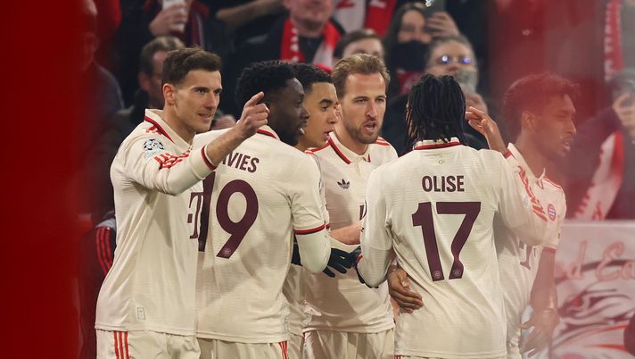 MUNICH, GERMANY - MARCH 05: Harry Kane of Bayern Munich (C) celebrates scoring his team's first goal with teammates during the UEFA Champions League 2024/25 Round of 16 first leg match between FC Bayern München and Bayer 04 Leverkusen at Allianz Arena on March 05, 2025 in Munich, Germany. (Photo by Alex Grimm/Getty Images) Champions, il Bayern ne fa 3 al Leverkusen! Vincono Liverpool e Barcellona - immagine 1