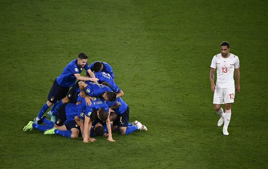 ROME, ITALY - JUNE 16: Manuel Locatelli of Italy celebrates with team mates after scoring their side's second goal as Ricardo Rodriguez of Switzerland looks dejected during the UEFA Euro 2020 Championship Group A match between Italy and Switzerland at Olimpico Stadium on June 16, 2021 in Rome, Italy. (Photo by Riccardo Antimiani - Pool/UEFA via Getty Images) Euro2020, Italia-Svizzera 3-0: Berardi domina Rodriguez. Belotti 90′ in panchina- immagine 2