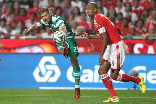 Lisbona, Portogallo - 31 agosto 2014: Adrien Silva dello Sporting e Luisão del Benfica durante un Derby di campionato. (Foto di Carlos Rodrigues/Getty Images). Benfica-Sporting, i precedenti del derby della capitale portoghese- immagine 2