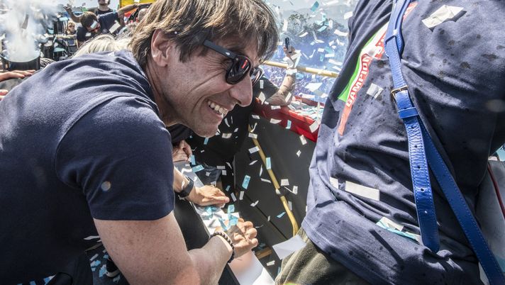 NAPLES, ITALY - MAY 26: Head Coach Antonio Conte of SSC Napoli celebrates inside the team bus following the club’s Scudetto victory on May 26, 2025, in Naples, Italy. (Photo by SSC NAPOLI/SSC NAPOLI via Getty Images) Padovano: “Scudetto? L’anno scorso battaglia con l’Inter, quest’anno il Napoli vincerà prima” - immagine 1
