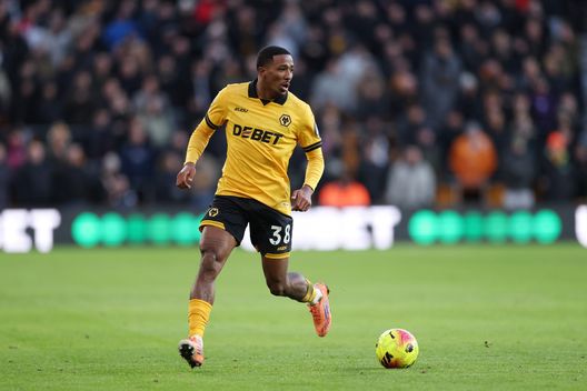 WOLVERHAMPTON, INGHILTERRA - 3 GENNAIO: Jackson Tchatchoua dei Wolves in azione durante la partita di Premier League tra Wolverhampton Wanderers e West Ham United al Molineux il 3 gennaio 2026 a Wolverhampton, Inghilterra. (Foto di Michael Regan/Getty Images)