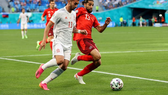 SAINT PETERSBURG, RUSSIA - JULY 02: Ferran Torres of Spain is challenged by Ricardo Rodriguez of Switzerland during the UEFA Euro 2020 Championship Quarter-final match between Switzerland and Spain at Saint Petersburg Stadium on July 02, 2021 in Saint Petersburg, Russia. (Photo by Alexander Hassenstein/Getty Images) Rodriguez, un Europeo tra alti e bassi: ora le vacanze ed un futuro da scrivere - immagine 1