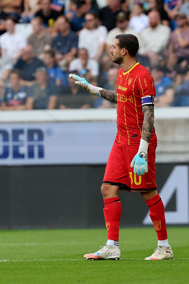 BERGAMO, ITALY - SEPTEMBER 14: Vladimiro Falcone of US Lecce during the Serie A match between Atalanta BC and US Lecce at Gewiss Stadium on September 14, 2025 in Bergamo, Italy. (Photo by Maurizio Lagana/Getty Images) milan-lecce-precedenti-statistiche-curiosita-allegri-di-francesco-leao-falcone-pulisic-san-siro
