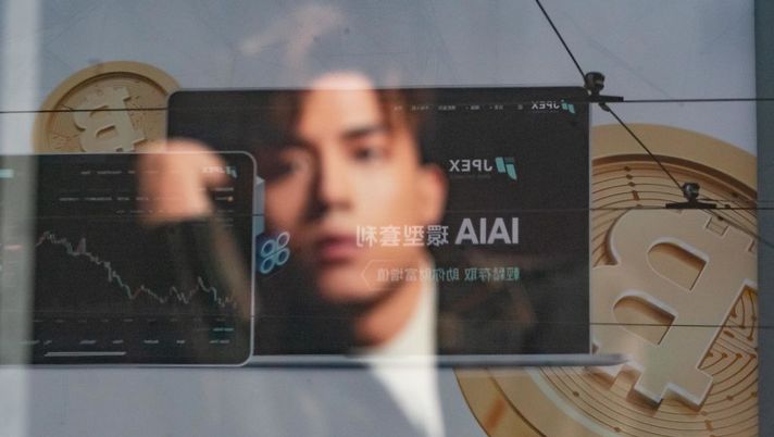 HONG KONG, CHINA - FEBRUARY 15: Reflection of an advertisement displaying a Bitcoin cryptocurrency token is seen on February 15, 2022 in Hong Kong, China. Cryptocurrencies are gaining popularity worldwide as investors seek to diversify into the new asset class despite wild swings in the valuations of assets like Bitcoin and Ethereum in the first weeks of the year. Buying and selling crypto is becoming common in many places, like Hong Kong, where regulators have so far avoided using a heavy hand to manage crypto platforms. (Photo by Anthony Kwan/Getty Images) Criptovalute e regolamentazione: un’analisi globale - immagine 1