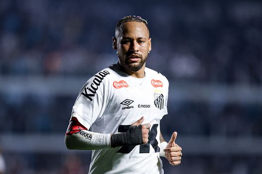 Neymar in campo con la maglia del Santos (Foto di Ricardo Moreira/Getty Images) Neymar, che guaio: altro infortunio e lungo stop, può saltare i prossimi raduni della Nazionale- immagine 2