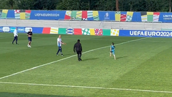 Italia, dolce invasione durante l’allenamento: l’abbraccio è tutto per Spalletti