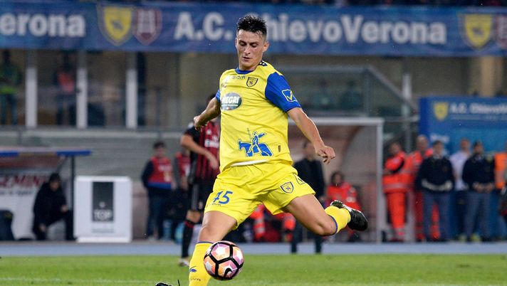 VERONA, ITALY - OCTOBER 16: Roberto Inglese of AC ChievoVerona in action during the Serie A match between AC ChievoVerona and AC Milan at Stadio Marc'Antonio Bentegodi on October 16, 2016 in Verona, Italy. (Photo by Dino Panato/Getty Images) Chievo, attesa per Gamberini e Inglese. Meggiorini, operazione ok - immagine 1