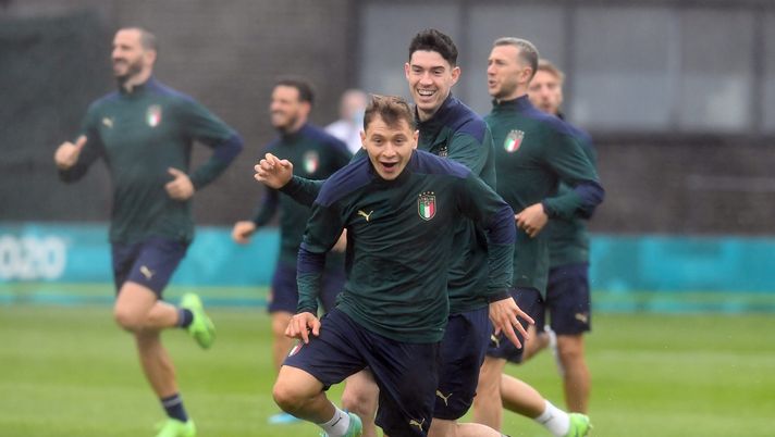 LONDON, ENGLAND - JULY 05: Nicolo Barella of Italy runs with the ball ahead of Alessandro Bastoni during the Italy training session ahead of the Euro 2020 Semi-Final match between Italy and Spain at The Hive Transfer Training Centre on July 05, 2021 in London, England. (Photo by Claudio Villa/Getty Images) Italia Spagna