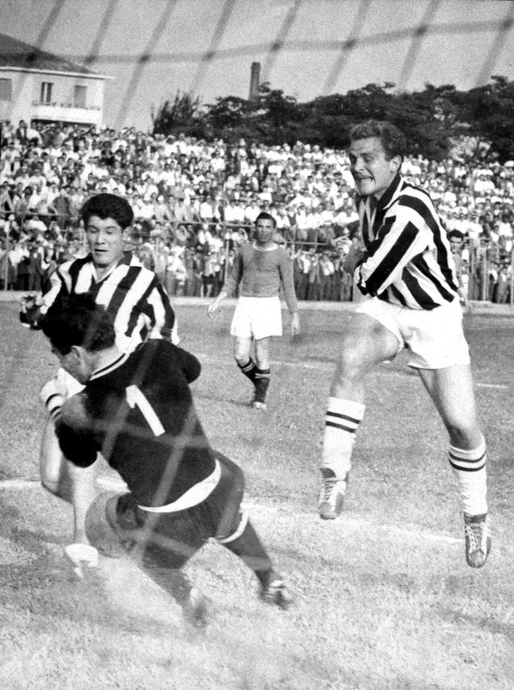 Giampiero Boniperti e Omar Sivori della Juventus (Photo by Juventus FC - Archive/Juventus FC via Getty Images) Juventus-Torino, il derby attraverso i 5 fotogrammi più potenti della sfida- immagine 3