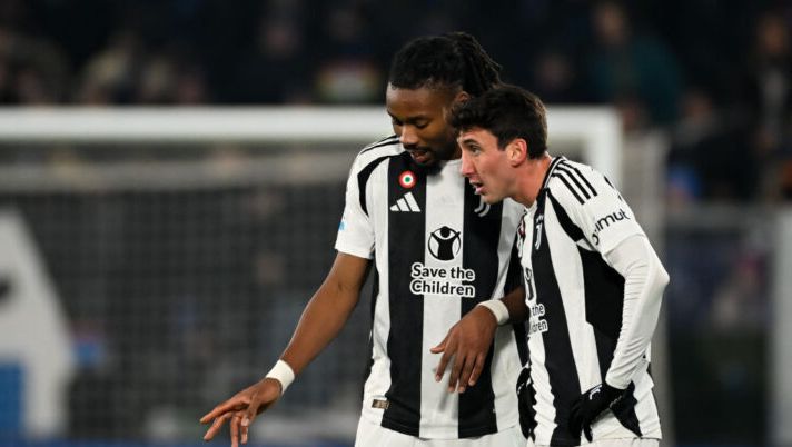 BERGAMO, ITALY - JANUARY 14: Khephren Thuram, Andrea Cambiaso of Juventus during the Serie A match between Atalanta and Juventus at Gewiss Stadium on January 14, 2025 in Bergamo, Italy. (Photo by Daniele Badolato - Juventus FC/Juventus FC via Getty Images) Risposte tra asta e scambi: Solet, Cambiaso, Lukaku, Luiz, Acerbi, Thuram, Okafor, Pellegrini, Ilic… - immagine 1