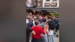 VIDEO / Rissa tra tifosi tedeschi e inglesi dopo l’eliminazione della Germania
