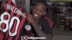 Leao: “Ronaldinho! Puoi firmare questa maglia così mi passi le skills”