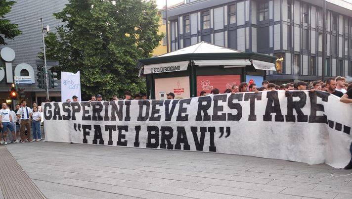 Striscione dei tifosi dell’Atalanta: “Gasperini devi restare…fate i bravi”- FOTO Striscione dei tifosi dell’Atalanta: “Gasperini devi restare…fate i bravi”- FOTO - immagine 1