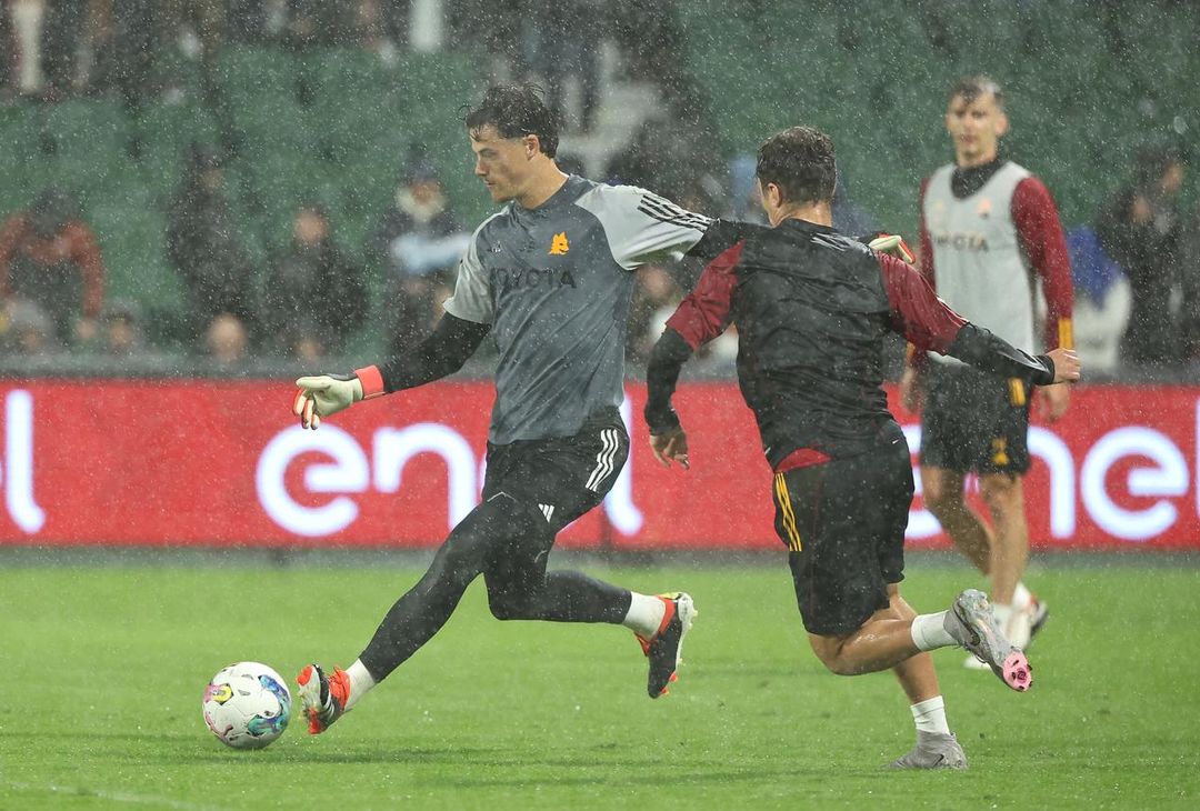 Roma, pioggia e sorrisi in allenamento a Perth prima del Milan – FOTO GALLERY - immagine 7