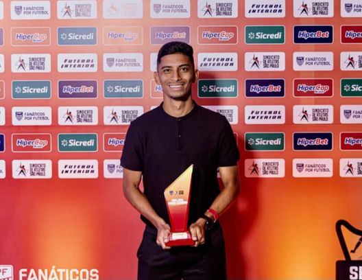 Roberto Baggio Ribeiro ritira il premio come migliore in campo Si chiama Roberto Baggio, gioca con la 10 e segna in Brasile. No, non è uno scherzo- immagine 3