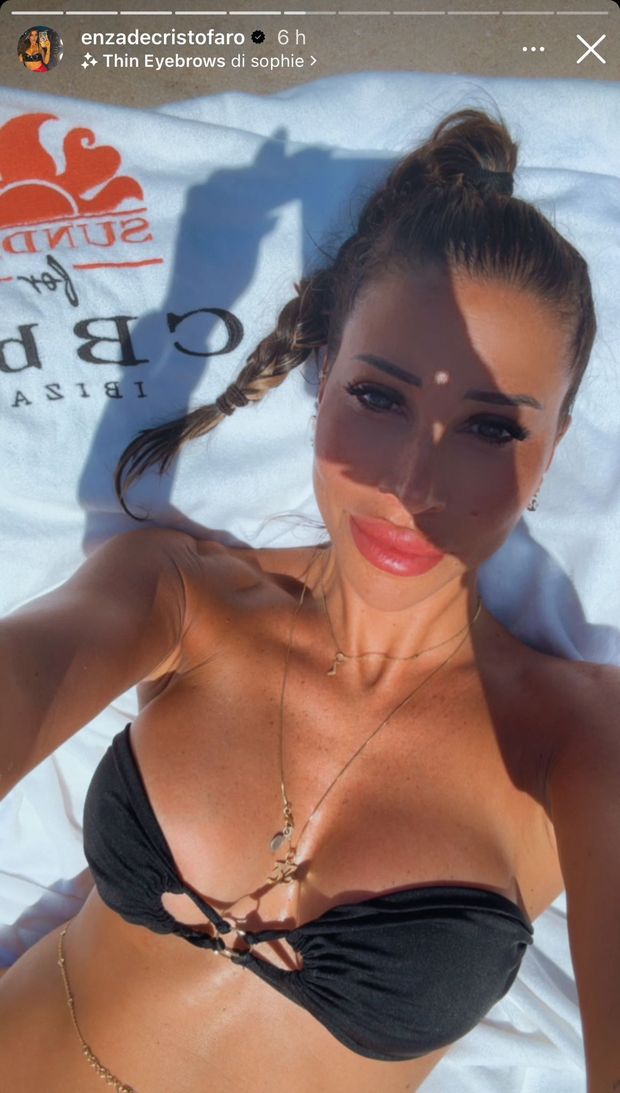 Enza, selfie bollente in bikini. Lady D’Ambrosio sorprende tutti col suo fisico sexy- immagine 2