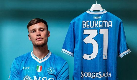Sam Beukema posa per la prima volta con la maglia del Napoli (luglio 2025) beukema napoli