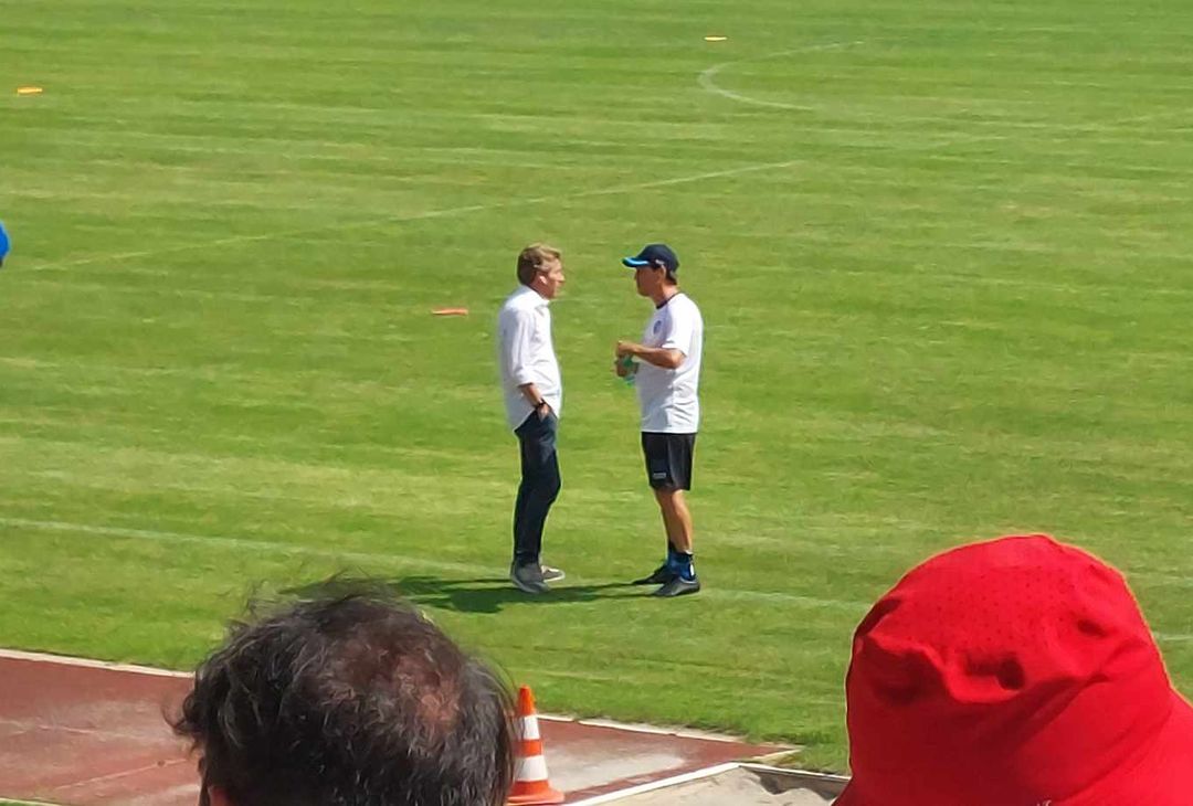 Durante l'allenamento del Napoli, il mister Garcia e il team manager Santoro sono stati protagonisti di un dialogo a bordo campo.