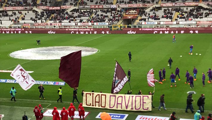 Torino-Fiorentina, l’omaggio granata ad Astori: giro di campo con lo striscione - immagine 1