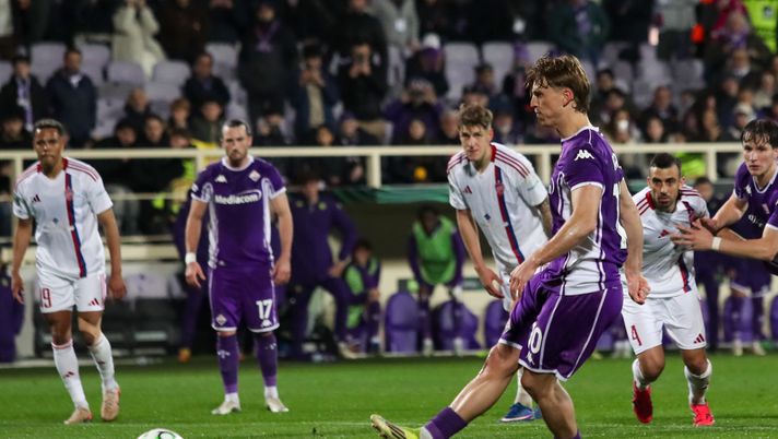 GERMOGLI PH: 12 MARZO 2026 FIRENZE STADIO ARTEMIO FRANCHI CONFERENCE LEAGUE FIORENTINA VS RAKOW NELLA FOTO RIGORE GUDMUNDSSON Marcatori stagionali: nono gol per Gudmundsson. Tutti i numeri - immagine 1
