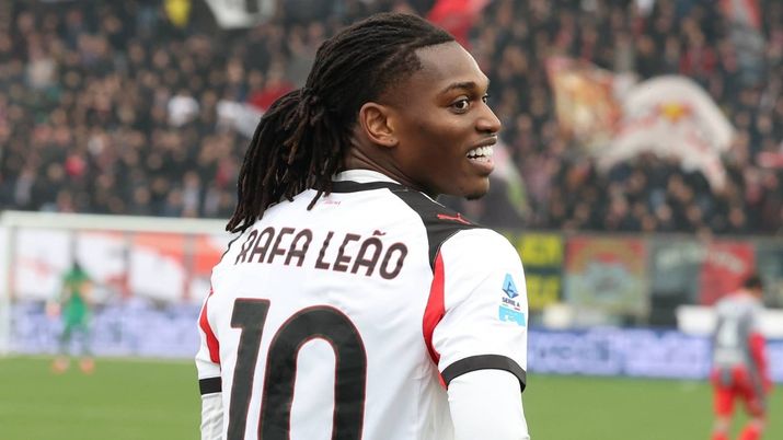 Rafael Leao, attaccante del Milan, interessa al Manchester United per il calciomercato estivo 2026: possibile scambio con Joshua Zirkzee, Marcus Rashford o Manuel Ugarte | AC Milan News (Credits foto: Getty Images) Rafael Leao, attaccante del Milan, interessa al Manchester United per il calciomercato estivo 2026: possibile scambio con Joshua Zirkzee, Marcus Rashford o Manuel Ugarte