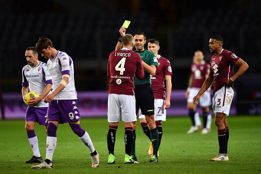 TURIN, ITALY - JANUARY 29: Lyanco of Torino receives a yellow card from referee Marco Di Bello following his challenge on Dusan Vlahovic of Fiorentina during the Serie A match between Torino FC and ACF Fiorentina at Stadio Olimpico di Torino on January 29, 2021 in Turin, Italy. (Photo by Valerio Pennicino/Getty Images)