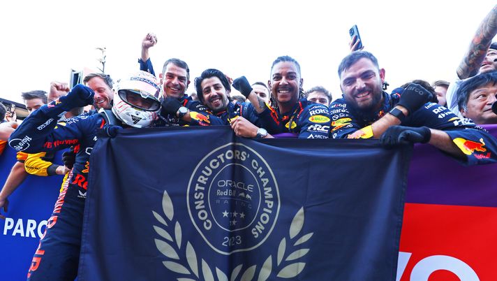 SUZUKA, JAPAN - SEPTEMBER 24: Race winner Max Verstappen of the Netherlands and Oracle Red Bull Racing and his team celebrate their Constructors' Championship win in parc ferme during the F1 Grand Prix of Japan at Suzuka International Racing Course on September 24, 2023 in Suzuka, Japan. (Photo by Mark Thompson/Getty Images) F1, Verstappen vince a Suzuka: la Red Bull conquista il titolo Costruttori - immagine 1