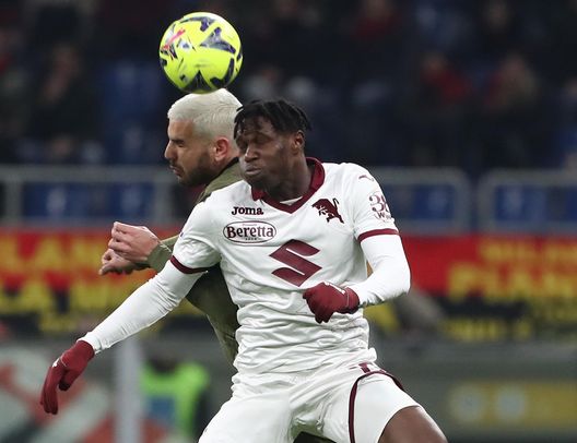 MILAN, ITALY - FEBRUARY 10: Theo Hernández of AC Milan is challenged by Wilfried Singo of Torino during the Serie A match between AC MIlan and Torino FC at Stadio Giuseppe Meazza on February 10, 2023 in Milan, . (Photo by Marco Luzzani/Getty Images)