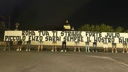 “Roma tua ti stringe forte, Julio”: striscione dei tifosi per il piccolo Enzo