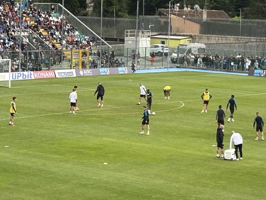 RILEGGI LIVE Castel di Sangro, prima apparizione per Natan! Presenti Osimhen e Zielisnki RILEGGI LIVE Castel di Sangro, prima apparizione per Natan! Presenti Osimhen e Zielisnki - immagine 1