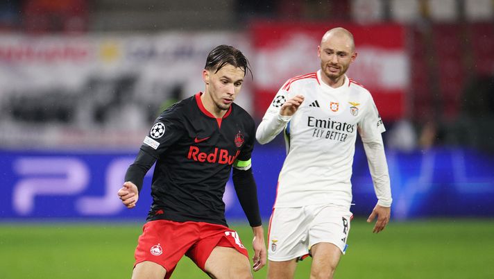 SALZBURG, AUSTRIA - DECEMBER 12: Amar Dedic of FC Salzburg runs with the ball from Fredrik Aursnes of SL Benfica during the UEFA Champions League match between FC Salzburg and SL Benfica at Red Bull Arena on December 12, 2023 in Salzburg, Austria. (Photo by Adam Pretty/Getty Images) Chi è Amar Dedic, il possibile erede di Di Lorenzo (e non solo): il profilo - immagine 1