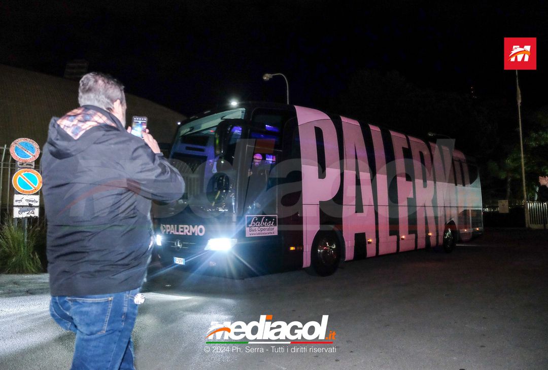 FOTO PALERMO: la squadra rosanero si raduna al parcheggio dell’Ippodromo (GALLERY)- immagine 1
