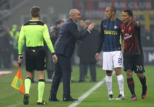 MILAN, ITALY - NOVEMBER 20: Head coach of FC Internazionale Stefano Pioli, Joao Miranda of FC Internazionale and Carlos Bacca of AC Milan during the Serie A match between AC Milan and FC Internazionale at Stadio Giuseppe Meazza on November 20, 2016 in Milan, Italy. (Photo by Marco Luzzani - Inter/FC Internazionale via Getty Images) L’ex Milan Bacca senza filtri: “Mia moglie mi dava i soldi per farmi mangiare”- immagine 2