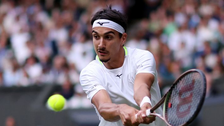 LONDON, ENGLAND - JULY 02: Lorenzo Sonego of Italy plays a backhand against Rafael Nadal of Spain during their Men's Singles Third Round match on day six of The Championships Wimbledon 2022 at All England Lawn Tennis and Croquet Club on July 02, 2022 in London, England. (Photo by Clive Brunskill/Getty Images) Coppa Davis, Sonego batte Tiafoe. Alla vigilia diceva: “Mi servirà il cuore Toro” - immagine 1