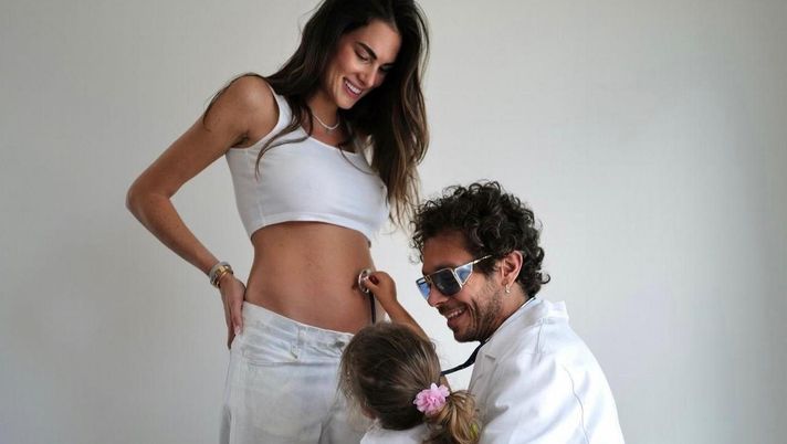 Fiocco rosa, l’annuncio tenerissimo di Valentino Rossi: “La Franci è incinta, aspettiamo…” - immagine 1