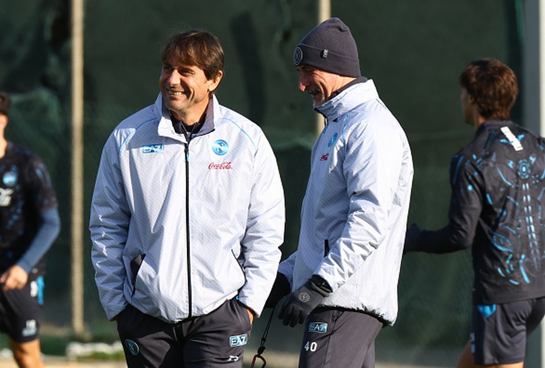 Pronti via, 24 ore all’attesissima sfida di Champions League tra Napoli e Chelsea. Conte guida l’allenamento cercando di trasferire la stessa grinta trasmessa in conferenza.
