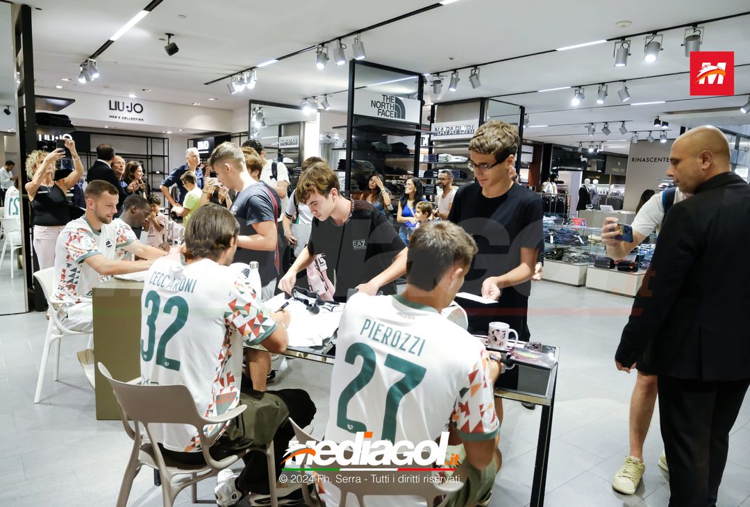 FOTO, i tifosi rosanero incontrano i propri beniamini alla Rinascente (Gallery) - immagine 30