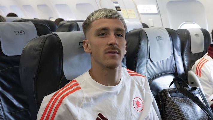 GENOA, ITALY - SEPTEMBER 14: AS Roma player Alexis Saelemaekers during flight to Genova on September 14, 2024 in Genoa, Italy. (Photo by Luciano Rossi/AS Roma via Getty Images) Saelemaekers: “A Roma come in famiglia. Ruolo, spogliatoio con Ranieri e futuro: rispondo così” - immagine 1