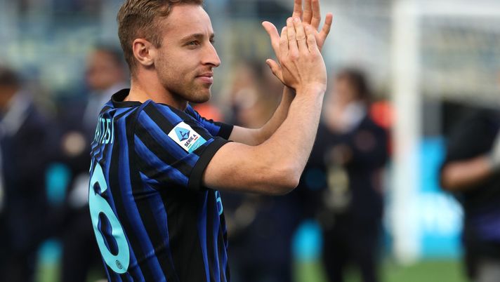 MILAN, ITALY - MAY 17: Davide Frattesi of FC Internazionale looks on during the trophy presentation after the Serie A match between FC Internazionale and Hellas Verona FC at Giuseppe Meazza Stadium on May 17, 2026 in Milan, Italy. (Photo by Marco Luzzani/Getty Images) Repubblica – Inter, fase importante per Solet. Atta? Dipende da Frattesi: apertura alla Juve se… - immagine 1