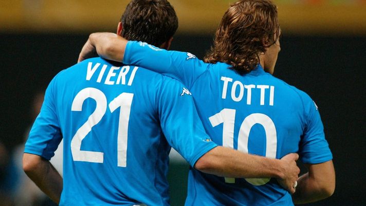SAPPORO, JAPAN - JUNE 03: WM 2002 in JAPAN und KOREA, Sapporo; GRUPPE G/ITALIEN - ECUADOR (ITA - ECU) 2:0; Christian VIERI und Francesco TOTTI/ITA - geste - (Photo by Martin Rose/Bongarts/Getty Images) Totti: “Solo in Italia a 36 anni ti dicono di smettere”. E Vieri svela un retroscena - immagine 1