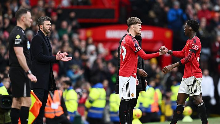 MANCHESTER, ENGLAND - FEBRUARY 07: Tyler Fletcher of Manchester United is substituted on for Kobbie Mainoo of Manchester United during the Premier League match between Manchester United and Tottenham Hotspur at Old Trafford on February 07, 2026 in Manchester, England. (Photo by Gareth Copley/Getty Images) Manchester United, Fletcher squalificato 6 turni per insulti omofobi - immagine 1