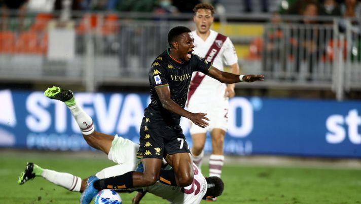 VENEZIA, ITALY - SEPTEMBER 27: David Orekeke of Venezia competes for the ball with Djidji of Torino during the Serie A match between Venezia FC and Torino FC at Stadio Pierluigi Penzo on September 27, 2021 in Venezia, Italy. (Photo by Maurizio Lagana/Getty Images) La moviola di Venezia-Torino 1-1: un’altra follia di Djidji costa un rigore ai granata - immagine 1
