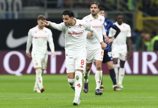 MILAN, ITALY - FEBRUARY 10: Rolando Mandragora of ACF Fiorentina celebrates after equalising from the penalty spot during the Serie A match between FC Internazionale and ACF Fiorentina at Stadio Giuseppe Meazza on February 10, 2025 in Milan, Italy. (Photo by Marco Luzzani/Getty Images) È un Mandragora mai visto: carisma e piazzati, tenerlo fuori ora è difficile- immagine 2