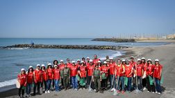 Roma, i dipendenti giallorossi insieme a Q8 hanno ripulito il litorale di Ostia