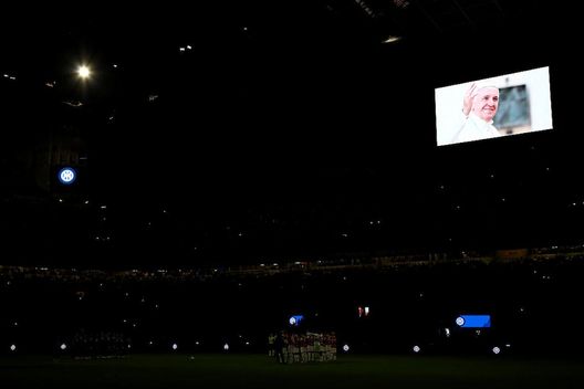 Getty Images Inter-Milan, a San Siro commozione per l’omaggio del club nerazzurro al Papa- immagine 2