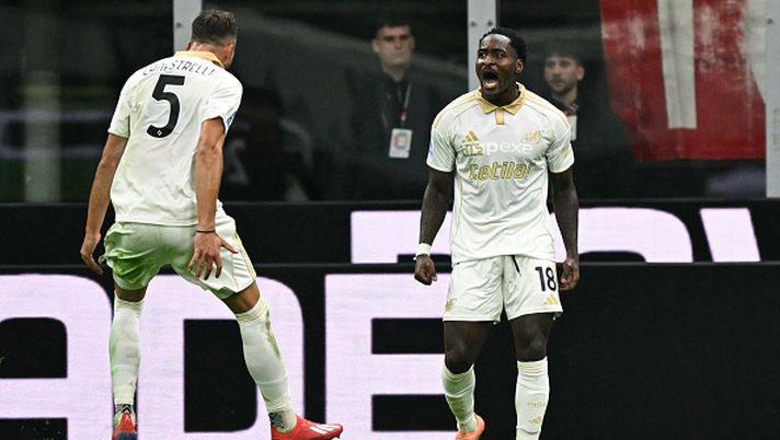 Pisa's Angolan forward #18 M'Bala Nzola (R) celebrates with a teammate after scoring his team's second goal during the Italian Serie A football match between AC Milan and Pisa SC at San Siro stadium in Milan, northern Italy, on October 24, 2025. (Photo by Stefano RELLANDINI / AFP) (Photo by STEFANO RELLANDINI/AFP via Getty Images) Il Milan spreca l’occasione di allungare in classifica: termina 2-2 col Pisa - immagine 1